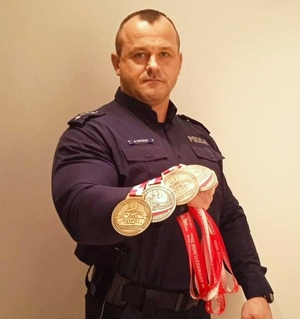 Policjant w mundurze z medalami