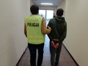 policjant prowadzi zatrzymanego mężczyznę