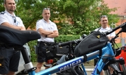 rower z napisem policja w tle 3 policjantów