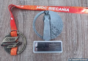 medal oraz statuetka za miejsce na podium