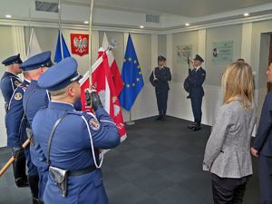 poczet sztandarowy przed tablicą śp. Marii Czernek