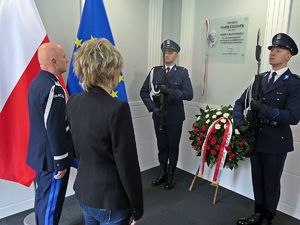 Komendant Główny Policji i kobieta z rodziny zmarłej Marii Czernek przed tablicą jej imienia