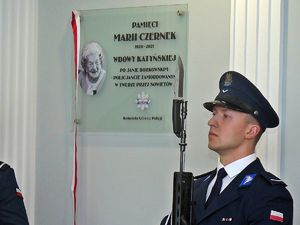 warta honorowa przy tablicy im. Marii Czernek