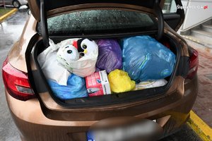 bagażnik samochodu osobowego wypełniony darami dla potrzebujących