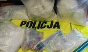 narkotyki w foliowych torebkach ułożone na kamizelce odblaskowej z napisem policja