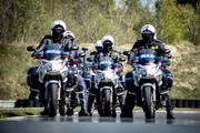 Grupa policjantów na motocyklach - widok z przodu
