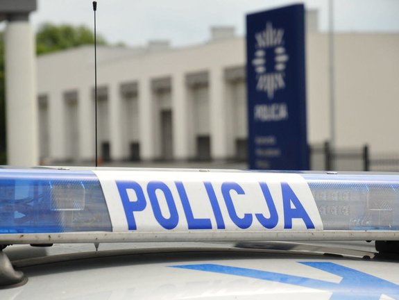 kogut policyjny z napisem Policja