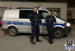 umundurowany patrol policji stoi obok radiowozu