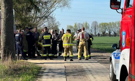 grupa mężczyzn: policjantów, strażaków, biorących udział w poszukiwaniach