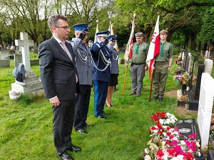 uczestnicy uroczystości na cmentarzu przy grobie