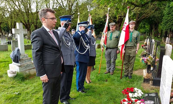 uczestnicy uroczystości na cmentarzu przy grobie