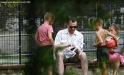 stop klatka z filmu Naucz MNIE kiedy mówić NIE, na której widać siedzącego na ławce mężczyznę z dronem a wokół niego trójkę małych dzieci