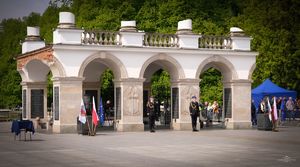 dwaj funkcjonariusze Straży Pożarnej pełniący wartę przy Grobie Nieznanego Żołnierza