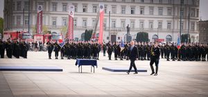 Prezydent RP Andrzej Duda z komendantem Państwowej Straży Pożarnej, w tle widoczni są zebrane na placu pododdziały funkcjonariuszy straży pożarnej
