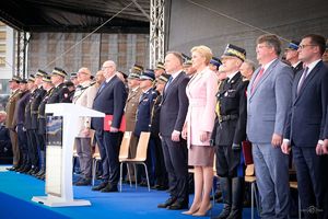 Trybuna honorowa, wśród licznych gości na pierwszym planie widoczny jest Prezydent RP Andrzej Duda wraz z małżonką oraz Komendant Główny Policji gen. insp. Jarosław Szymczyk