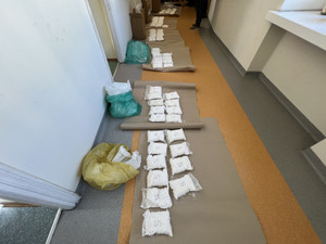 woreczki foliowe z narkotykami leżą rozłożone na korytarzu