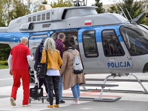 załadunek pojemnika z sercem do śmigłowca, biorą w nim udział pilot, dwaj mężczyźni i dwie kobiety