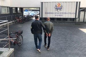 Policjant prowadzi zatrzymanego