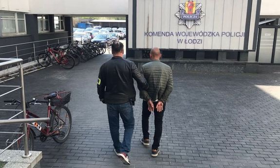 Policjant prowadzi zatrzymanego