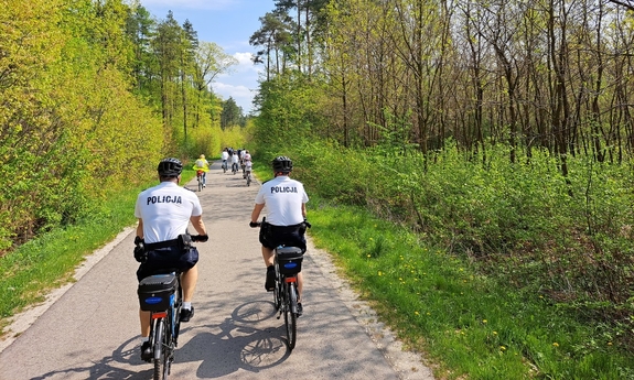 na fotografii policjant na rowerze podczas zabezpieczenia rajdu