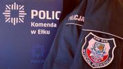 widoczna naszywka Wydziału Prewencji KPP w Ełku  na rękawie policyjnej kurtki