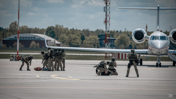 antyterroryści na płycie   lotniska z zatrzymanymi , którzy leżą na ziemi