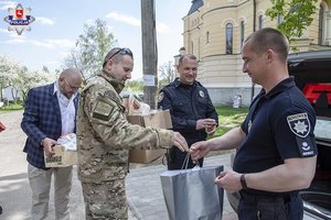 Komendant Powiatowy Policji w Lubartowie przekazuje symboliczne dary dla służb pokrewnych na Ukrainie