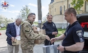 Komendant Powiatowy Policji w Lubartowie przekazuje symboliczne dary dla służb pokrewnych na Ukrainie