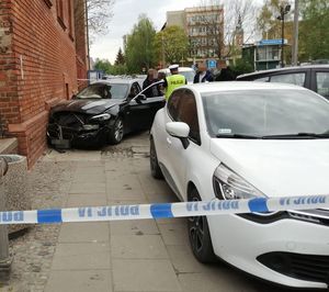 miejsce kolizji drogowej, na pierwszym planie biały samochód w tle czarne bmw, którym poruszał się nietrzeźwy kierowca