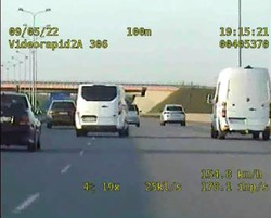 kadr z filmu, widoczne pojazdy jadące autostradą a4