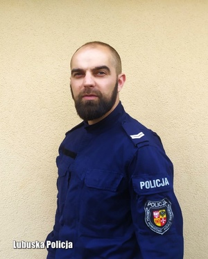 na zdjęciu umundurowany policjant, który zatrzymał pijanego kierowcę - st. sierż. Łukasz Sobański