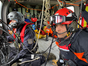 Crew Chief i strażak na pokładzie policyjnego śmigłowca