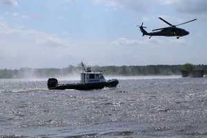 Black Hawk oraz łódź policyjna na wodach Zalewu Zegrzyńskiego