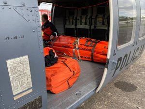 we wnętrzu śmigłowca złożony zbiornik na wodę tzw. Bambi Bucket