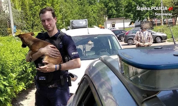 policjant z psem na rękach