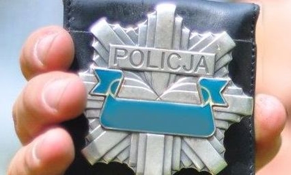 policyjna odznaka trzymana w dłoni