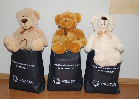 trzy torby granatowe z napisami „Komenda Miejska Policji w Przemyślu” w których są pluszowe misie