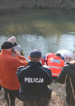 służby w trakcie przeszukiwania terenu