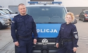 policjantka i policjant, którzy uratowali niedoszłego samobójcę, stoją przy radiowozie