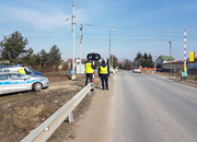 policjanci stoją niedaleko przejazdu kolejowego