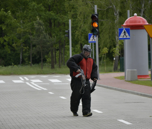 mężczyzna ubrany w specjalny strój ćwiczebny, trzyma broń