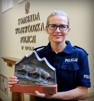 asp. sztab. Monika Mrugała trzyma trofeum