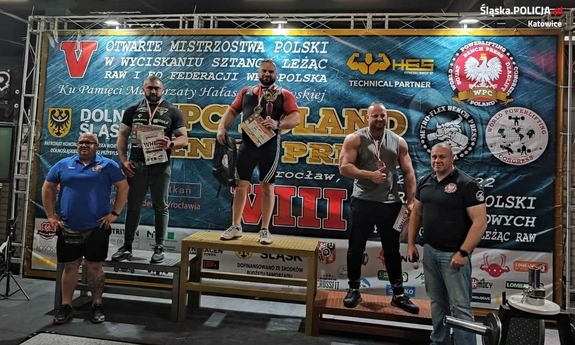 asp. sztab. Krzysztof Banaś na podium, gdzie zajął I miejsce I miejsce podczas VIII Mistrzostw Polski służb mundurowych w wyciskaniu sztangi RAW i EQ