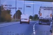 samochód osobowy wyprzedza ciężarówkę - obraz z nagrania policyjnego wideorejestratora