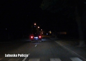 Kierujący passatem na lewym pasie jezdni