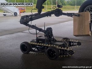 Robot pirotechniczny jedzie po płycie lotniska