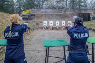 Dwie policjantki na strzelnicy celują do tarzcz.