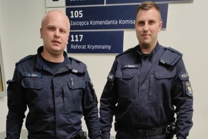 Dwaj policjanci: st. post. Adrian Lewa i post. Karol Pieron, pozują do zdjęcia