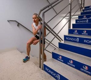kobieta wbiega po schodach