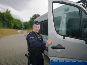 policjant przy radiowozie